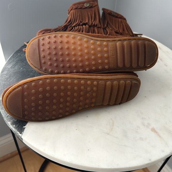 Minnetonka Fringe Leather Boots for Girls, Size 4 - Picture 9 of 12